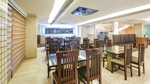 朝食、ランチ、ディナー、ブランチに営業