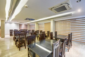 Breakfast, lunch, dinner served; vegetarian cuisine  - Mayur Hotel (New Delhi)