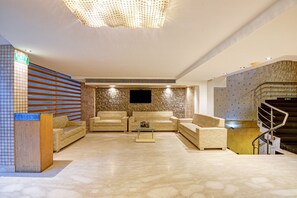 Lobby sitting area - Mayur Hotel (New Delhi)