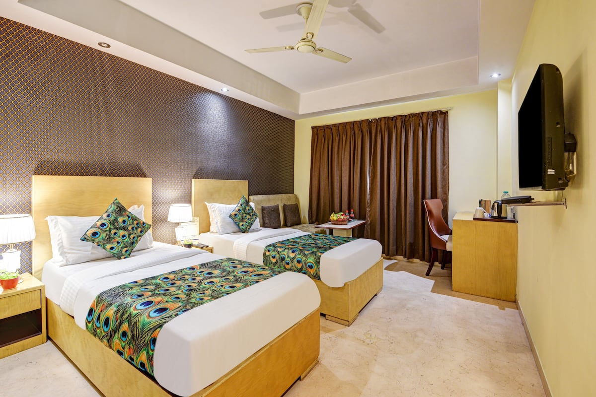 Deluxe Room | Living area | TV