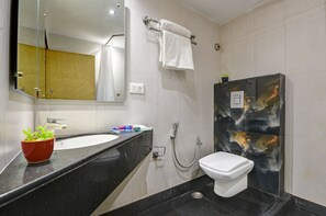 Shower, rainfall showerhead, eco-friendly toiletries, slippers - Mayur Hotel (New Delhi)
