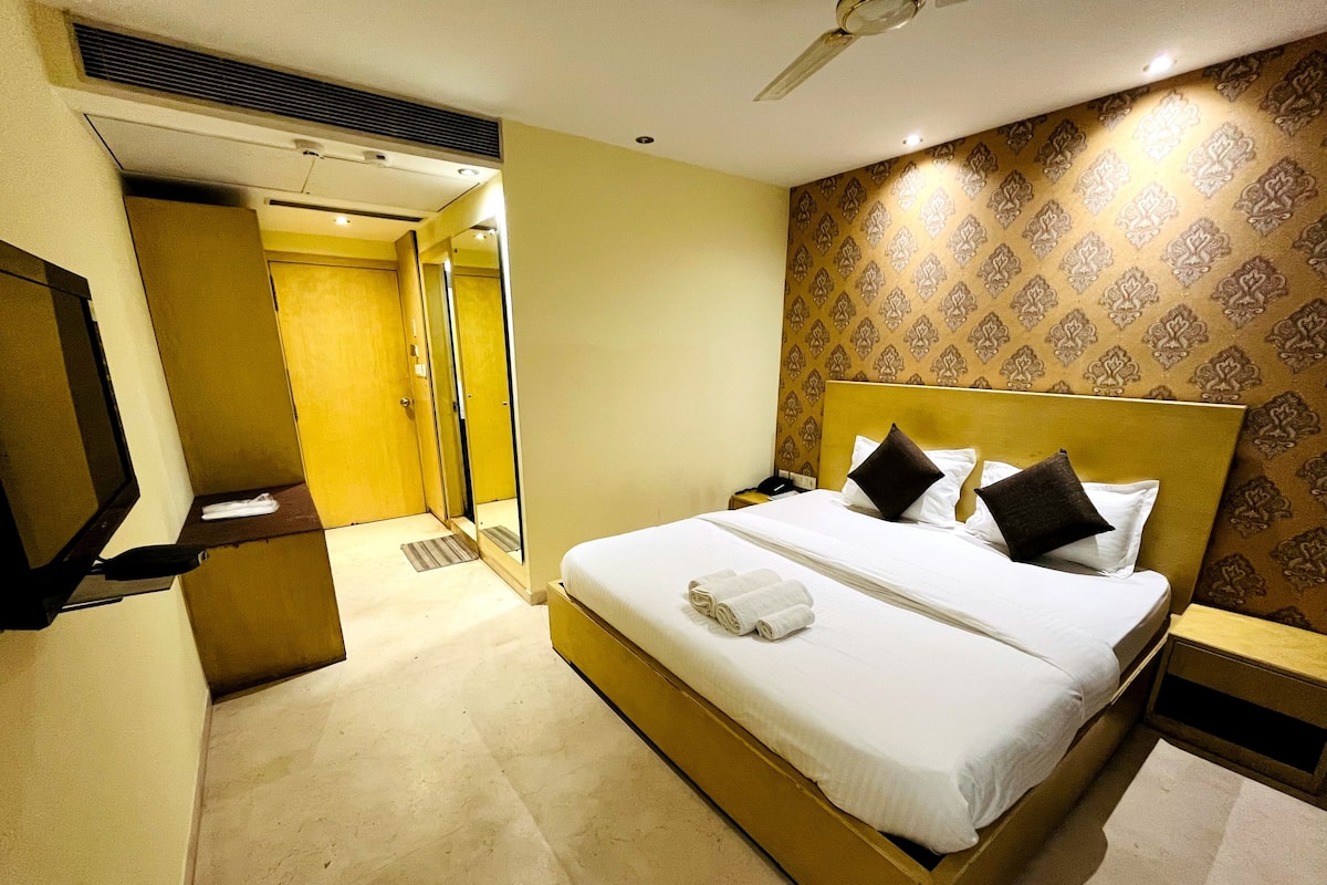 1 bedroom, Egyptian cotton sheets, premium bedding, memory foam beds