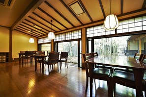 Daily continental breakfast (JPY 2200 per person)