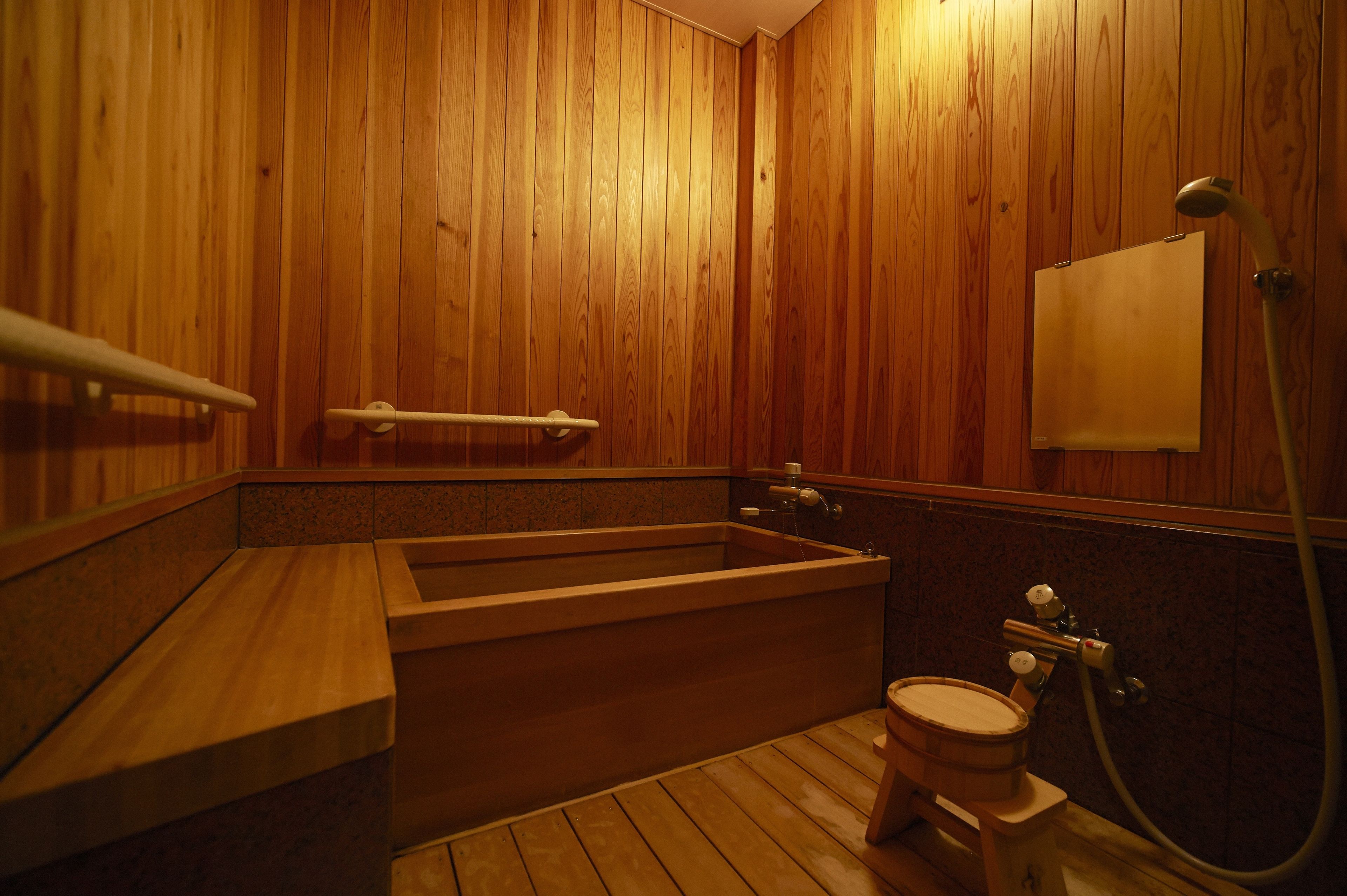 special room | bathroom | combined shower/bathtub, deep-soaking bathtub, free toiletries