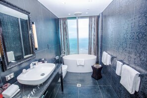Suite presidencial, vista al puerto | Baño | Regadera, amenidades de baño gratuitas, secadora de cabello, pantuflas