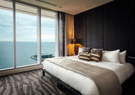 Premium bedding, in-room safe, desk, laptop workspace