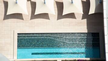 Een binnenzwembad, een buitenzwembad