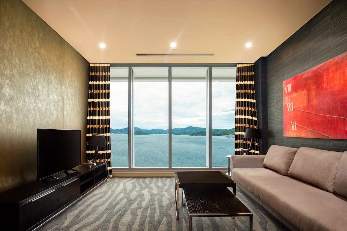 premium bedding, in-room safe, desk, laptop workspace