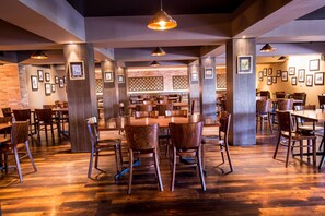 4 restaurants, serveren ontbijt, lunch, diner, internationale gerechten