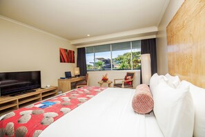 Executive Room | In-room safe, desk, blackout drapes, soundproofing