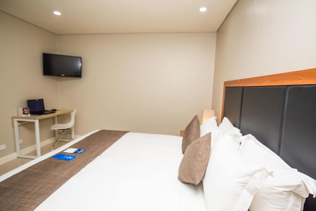 1 bedroom, in-room safe, desk, blackout curtains