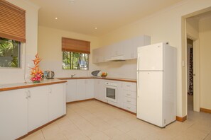 Apartemen Basic, 2 kamar tidur, dapur | Dapur pribadi | Lemari es, oven, mesin pembuat kopi/teh, dan ketel listrik