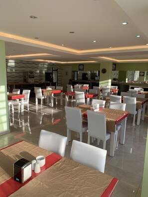2 restaurants; breakfast, lunch, and dinner served - Harmony Side Hotel  (Manavgat)