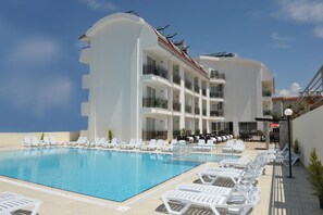 Seasonal outdoor pool, pool umbrellas, sun loungers - Harmony Side Hotel  (Manavgat)