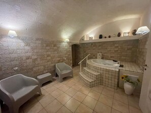 Habitación, 1 cama matrimonial, hidromasaje (camera al piano seminterrato) | Área de sala de estar | Televisión de pantalla plana de 24 pulgadas con canales digitales 