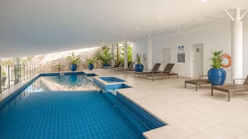Piscine couverte, piscine extérieure, chaises longues
