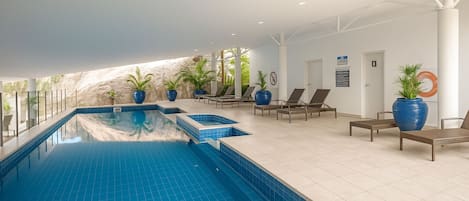 Piscina coperta, piscina all'aperto, lettini