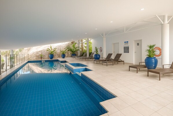 Piscine couverte, piscine extérieure, chaises longues