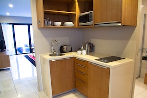 Habitació Premier, 1 dormitori, cuina bàsica | Cuina privada | Frigorífic, cafetera i tetera i bullidora elèctrica