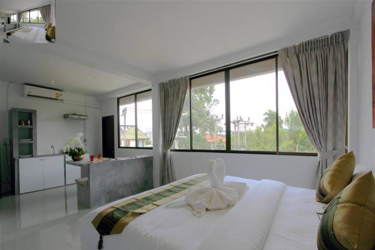 Junior Suite | Peralatan tempat tidur hipoalergenik, bar mini, peti besi dalam bilik 