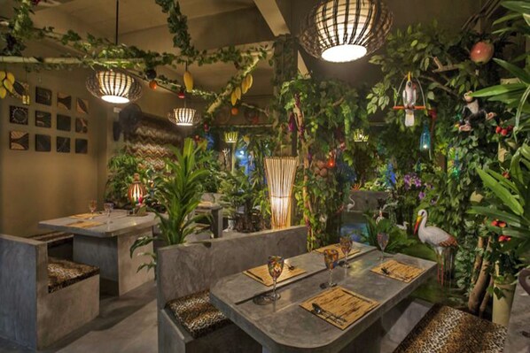 Se sirven desayunos, almuerzos y cenas; cocina tailandesa