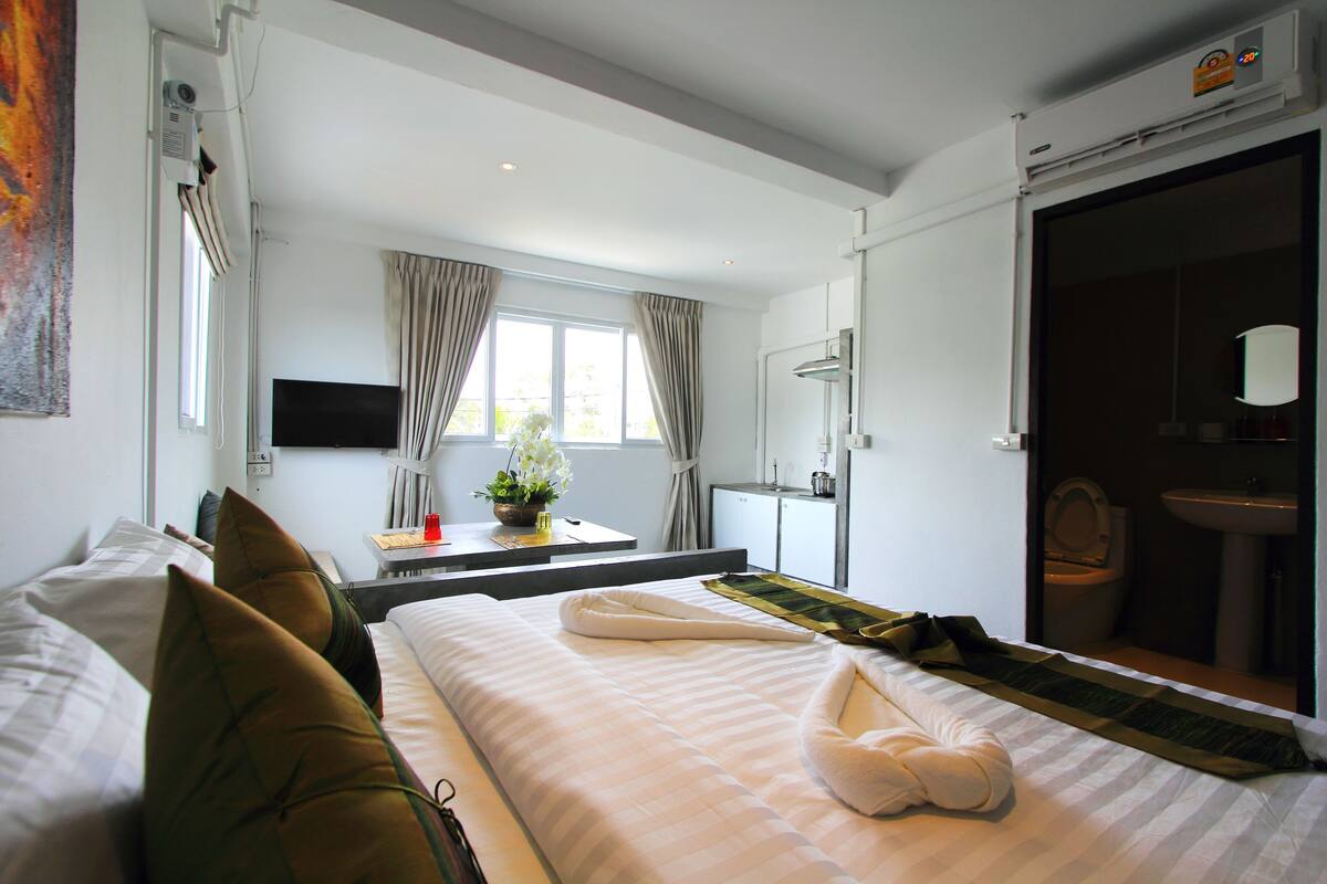 Standard Suite | Peralatan tempat tidur hipoalergenik, bar mini, peti besi dalam bilik 