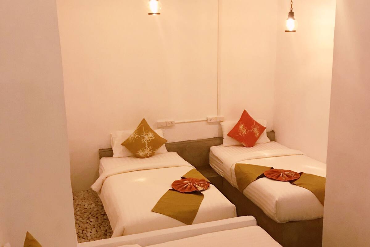 Standard Quadruple Studio | Peralatan tempat tidur hipoalergenik, bar mini, peti besi dalam bilik 