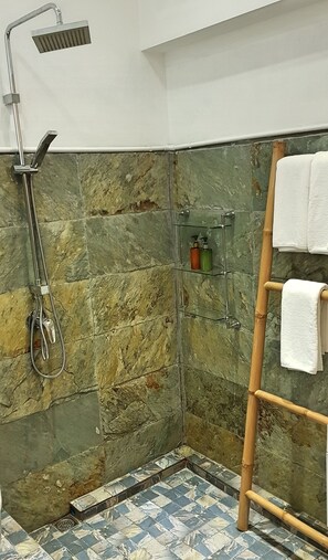 Standard Quadruple Studio | Salle de bain