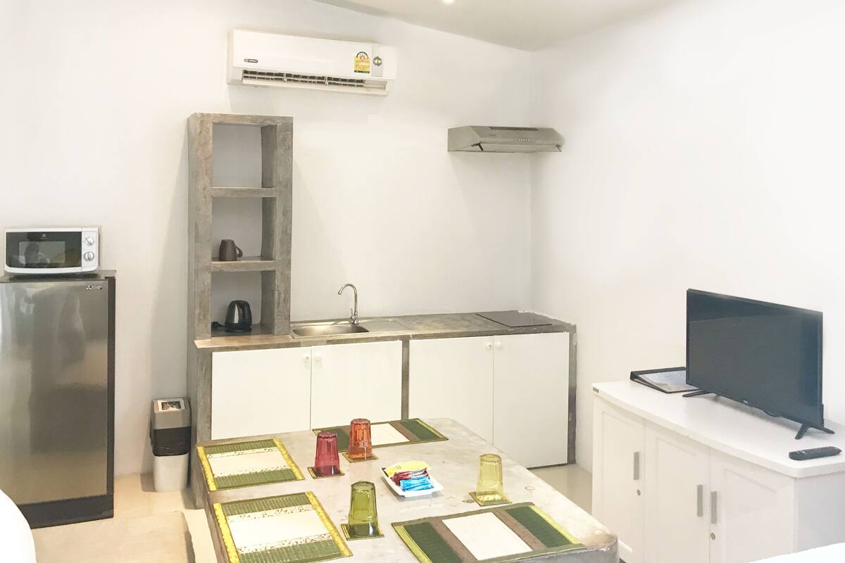 Master Suite | Dapur peribadi | Peti sejuk/penyejuk beku saiz penuh, ketuhar gelombang mikro, dapur 