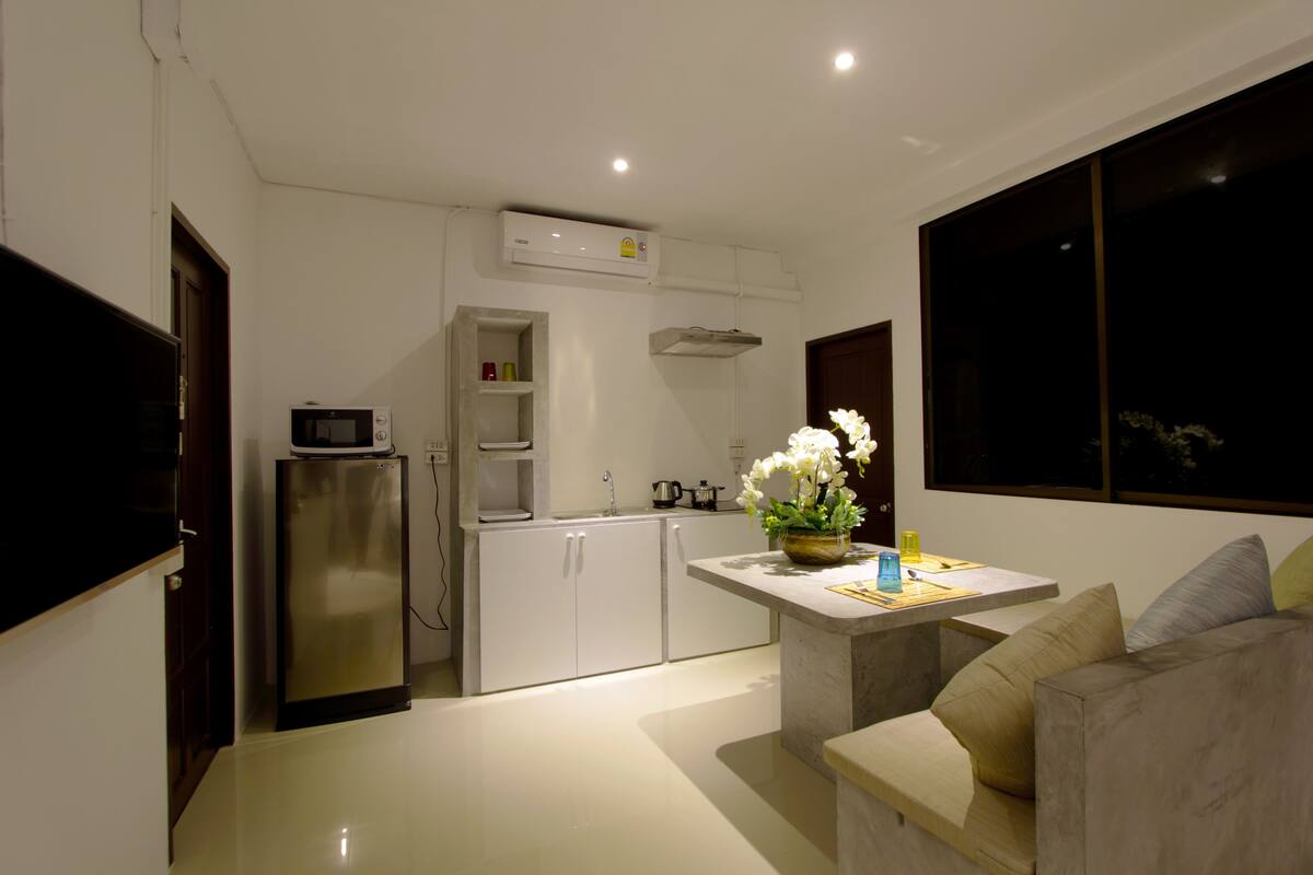 Executive Suite | Peralatan tempat tidur hipoalergenik, bar mini, peti besi dalam bilik 