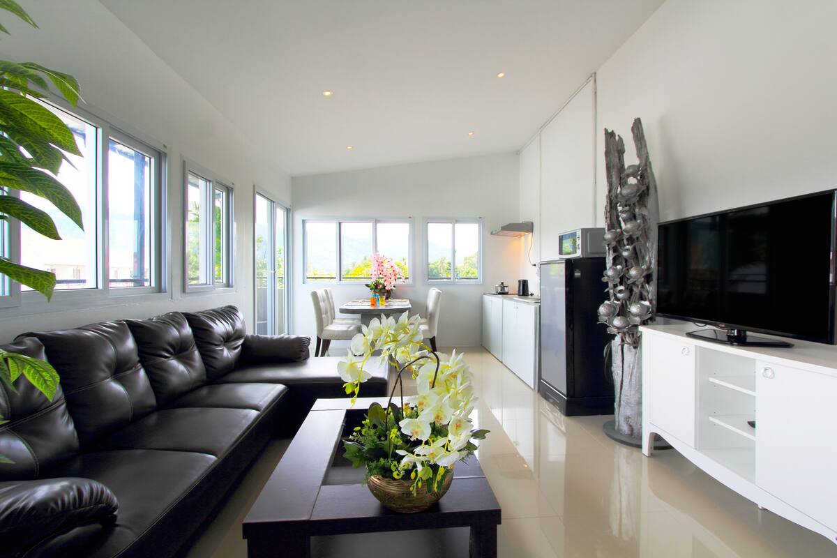 Deluxe Two-Bedroom Suite | Peralatan tempat tidur hipoalergenik, bar mini, peti besi dalam bilik 