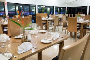 Breakfast, lunch, dinner served; international cuisine - Highlander Hotel & Apartments (Mount Hagen)