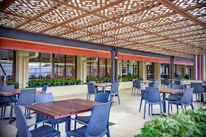 Café da manhã, almoço e jantar; culinária internacional 