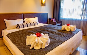 Deluxe Room | In-room safe, desk, blackout curtains, soundproofing