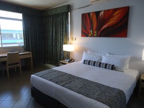 Estudi en suite Premier | Caixa forta a l'habitació i escriptori 