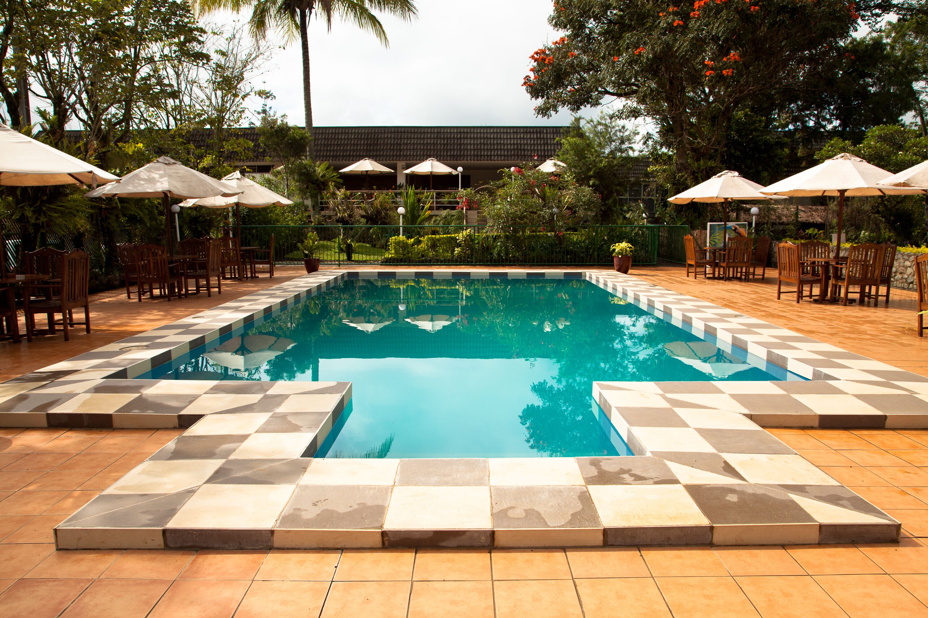 야외 수영장, 09:00 ~ 19:00 오픈, 수영장 파라솔, 일광욕 의자