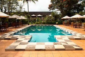 Outdoor pool, open 9:00 AM to 7:00 PM, pool umbrellas, pool loungers - Bird of Paradise Hotel & Apartments (Goroka)