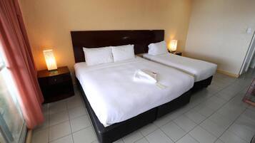 Deluxe Room | In-room safe, desk, laptop workspace, blackout drapes