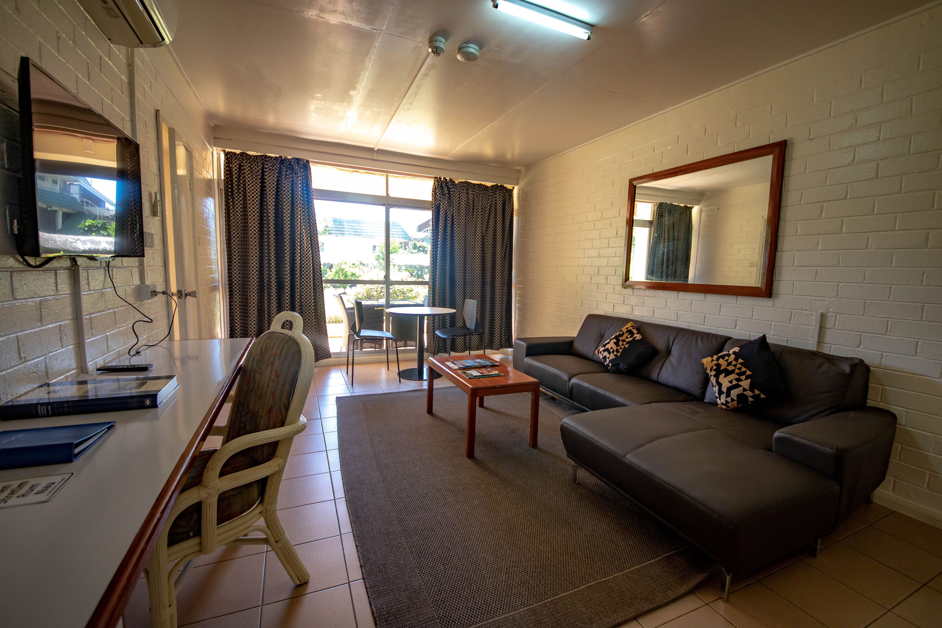 Rom – basic, 1 soverom | Oppholdsområde | TV