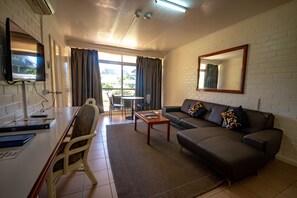 Habitació bàsica, 1 dormitori | Sala d'estar | Televisor 