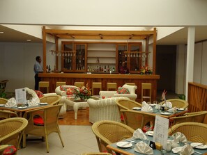 3 bars, bar en bord de piscine