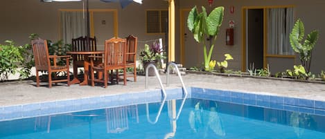 Piscine extérieure, parasols de plage, chaises longues