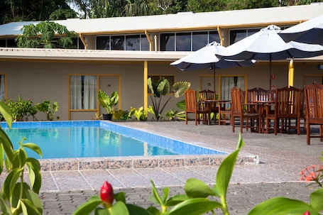 Property grounds. Huon Gulf Hotel & Apartments