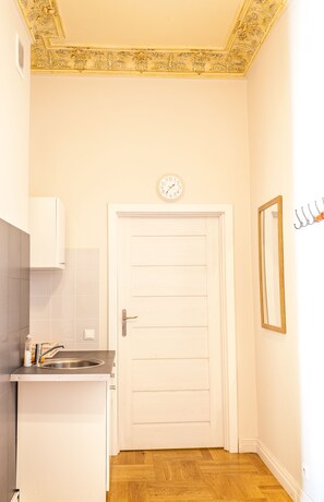 Standard Apartment | Private kitchen | Mini-fridge, microwave, stovetop, electric kettle - Mosaic Center Apartments (Riga)