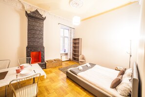 Leilighet – standard | Oppholdsrom | En 32-tommers Flatskjerm-TV med digitale kanaler samt LED-TV