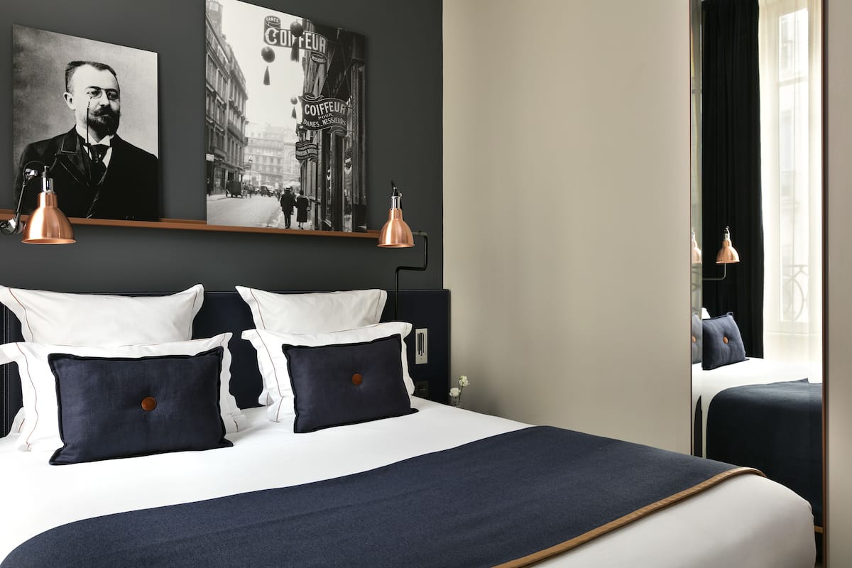 Rom – classic | Minibar, safe på rommet, skrivebord og blendingsgardiner