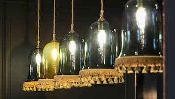 Un candelabro con múltiples globos de vidrio y borlas.