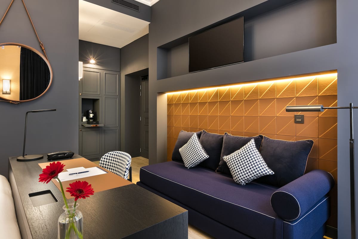 Rom – deluxe | Minibar, safe på rommet, skrivebord og blendingsgardiner