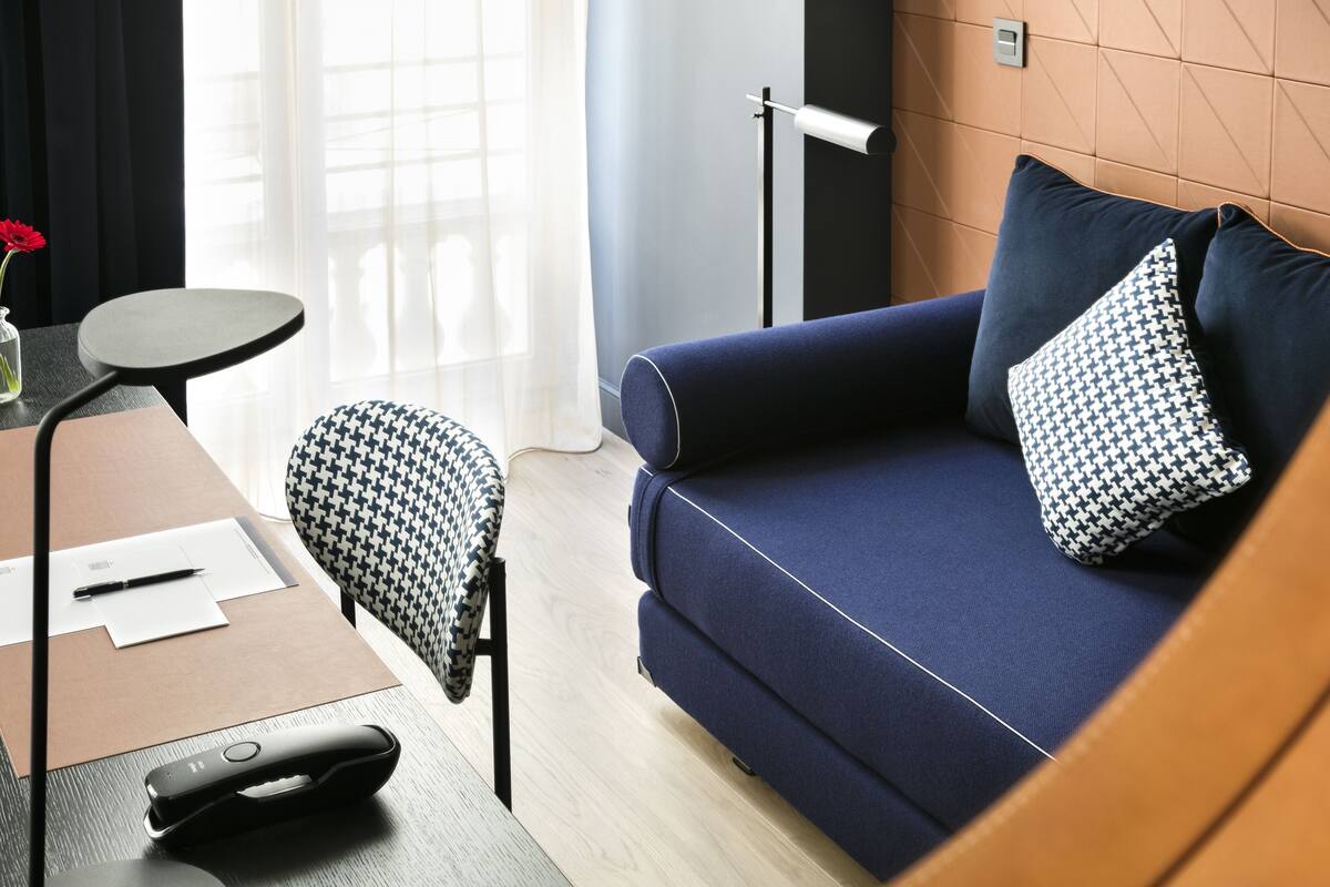 Minibar, safe på rommet, skrivebord og blendingsgardiner