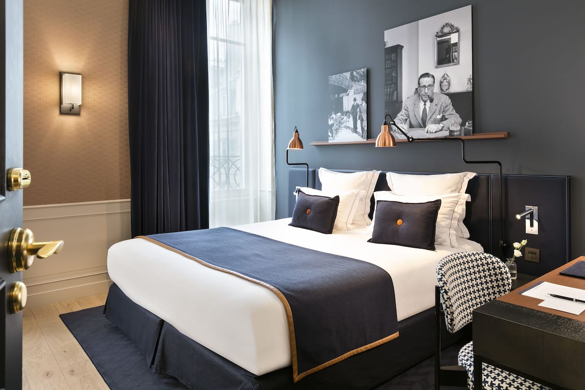 Rom – superior | Minibar, safe på rommet, skrivebord og blendingsgardiner